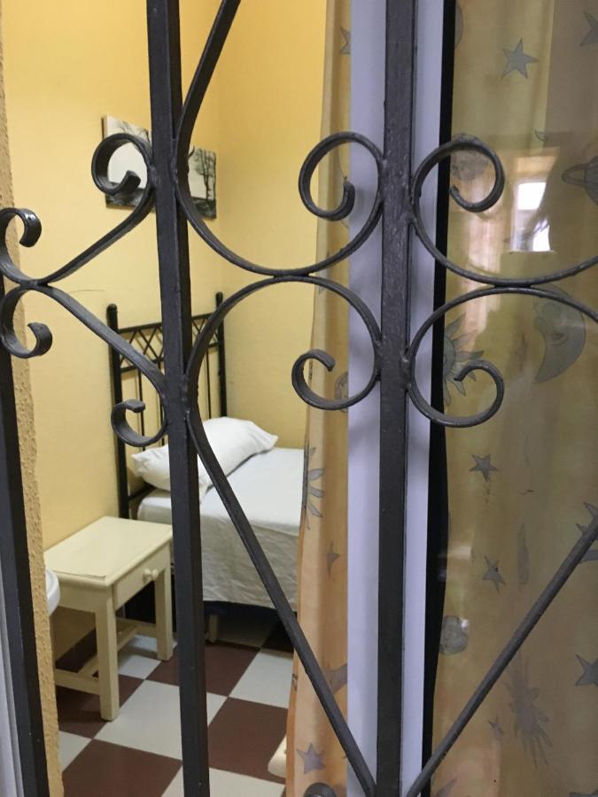 Pension Lisdos Севиля Екстериор снимка